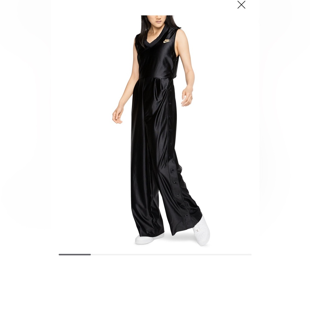 Nike Glam Dunk Wide Leg Jumpsuit
. Size S